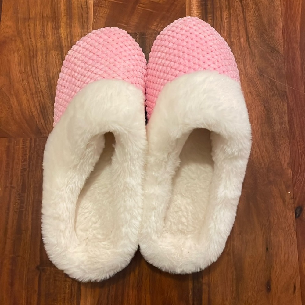Pink and white warm slippers. Size M 7-8